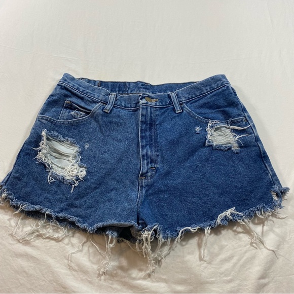 Wrangler Shorts Women’s 32 Distressed Denim Shorts pockets Casual shorts - Picture 3 of 6